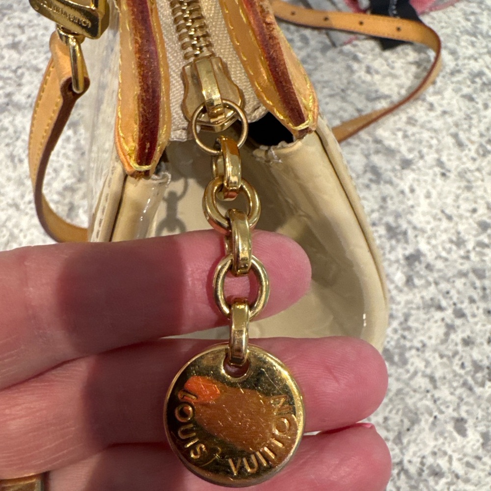 Louis Vuitton Blanc Corail Vernis Brea MM - Picture 14 of 14